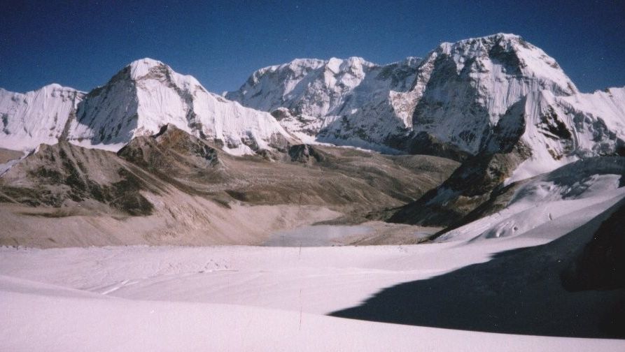 Chonku Chuli ( Pyramid Peak ) and Chamlang on ascent to Mingbo La