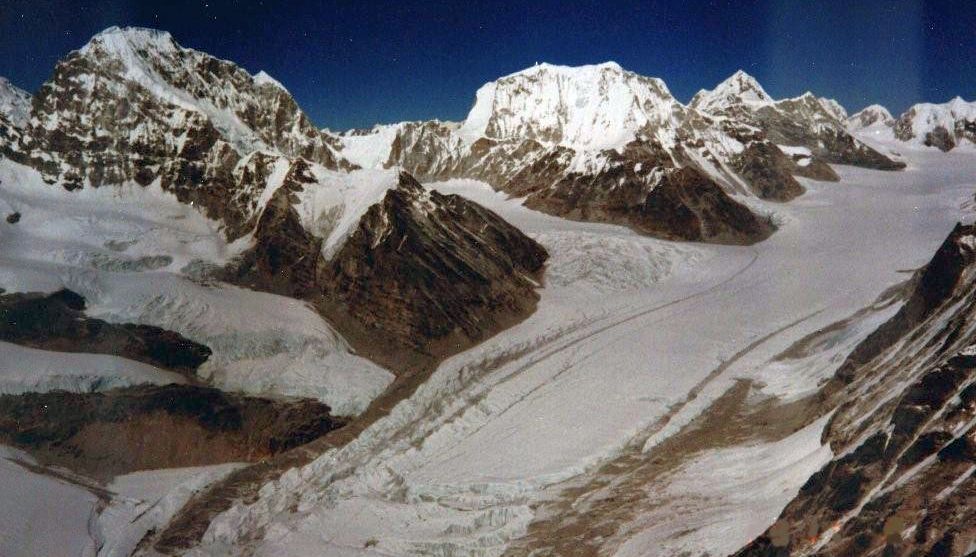 Trakargo ( 6793m ), Menlungtse ( 7181m ) and Drolamboa Glacier from Parchamo