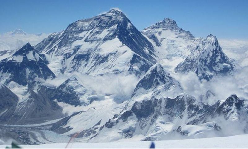 Everest, Western Cwym, Lhotse ( 8516m ) and Nuptse ( 7861m ) from Pumori