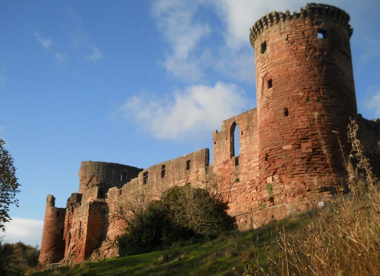 Bothwell Castle from the walkway along the River Clyde