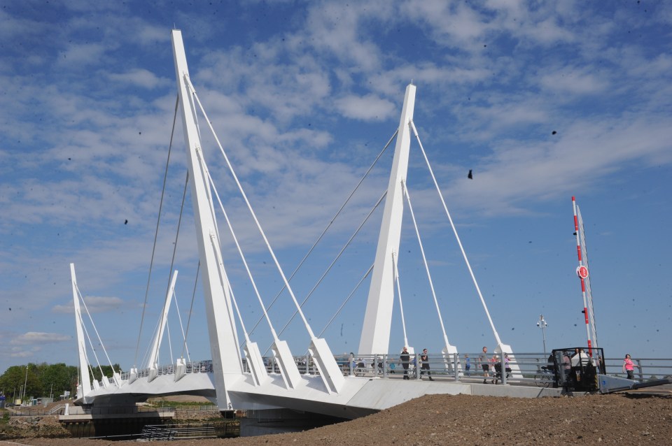 Road bridge from Clydebank to Renfrew